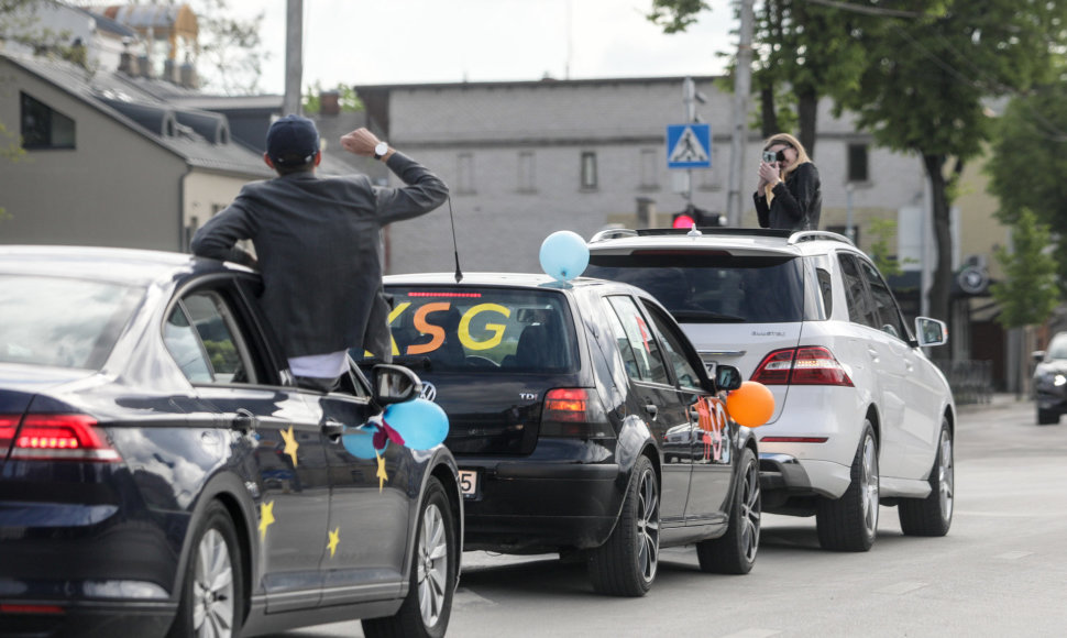 Abiturientai švenčia paskutinio skambučio dieną