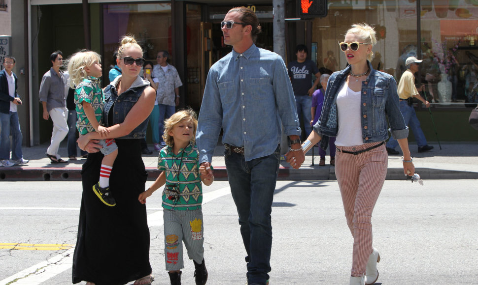 Gwen Stefani ir Gavinas Rossdale'as su sūnumis ir jų aukle Mindy Mann (2012 m.)