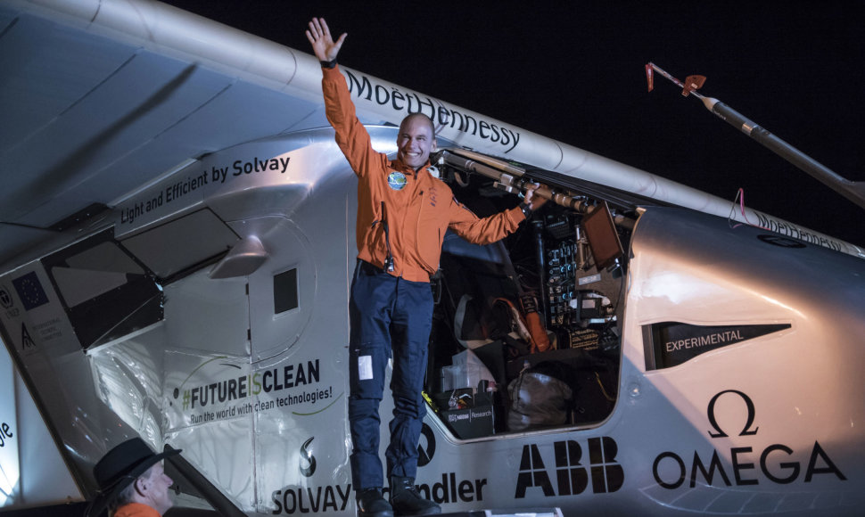 Bertrandas Piccardas prie lėktuvo „Solar Impulse“