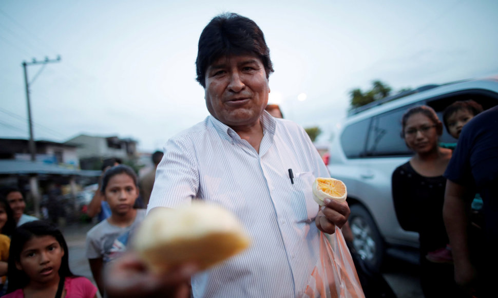 Spalio 19 d. Bolivijos prezidentas Evo Moralesas dalina vaisius žmonėms gatvėje