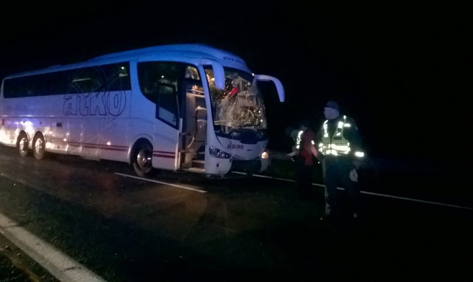 Magistralėje Kaunas – Klaipėda susidūrė autobusas ir „Opel Vectra“