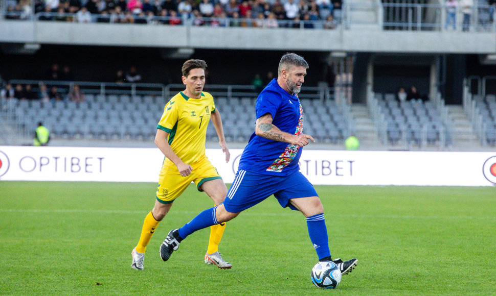 Pasaulio futbolo legendų rungtynės su legendiniais Lietuvos futbolininkais