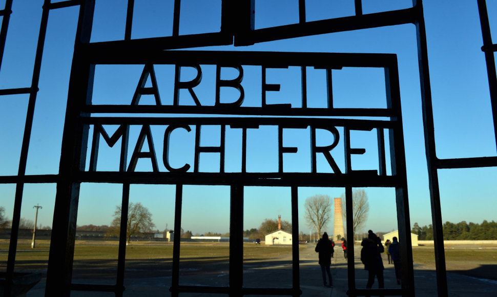 Vartai į Aušvicos koncentracijos stovyklą. Iškaba „Arbeit macht frei“ („Darbas išlaisvina“) 