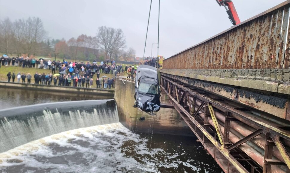 I&scaron; vandens traukiamas BMW automobilis