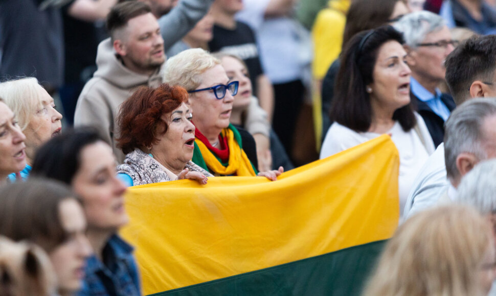 „Tautiškos giesmės“ giedojimas Katedros aikštėje