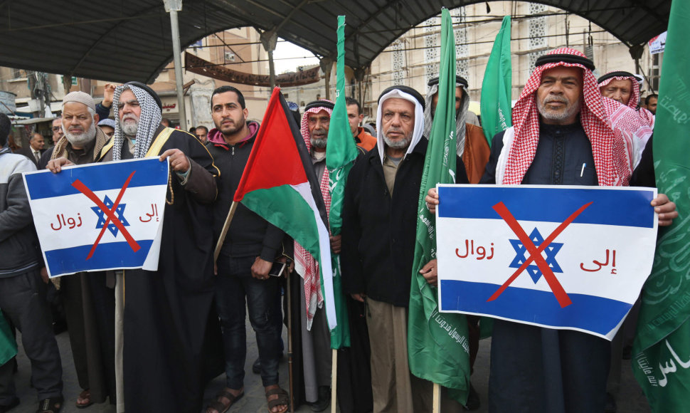 Palestiniečiai protestuotoja prieš Donaldo Trumpo taikos planą