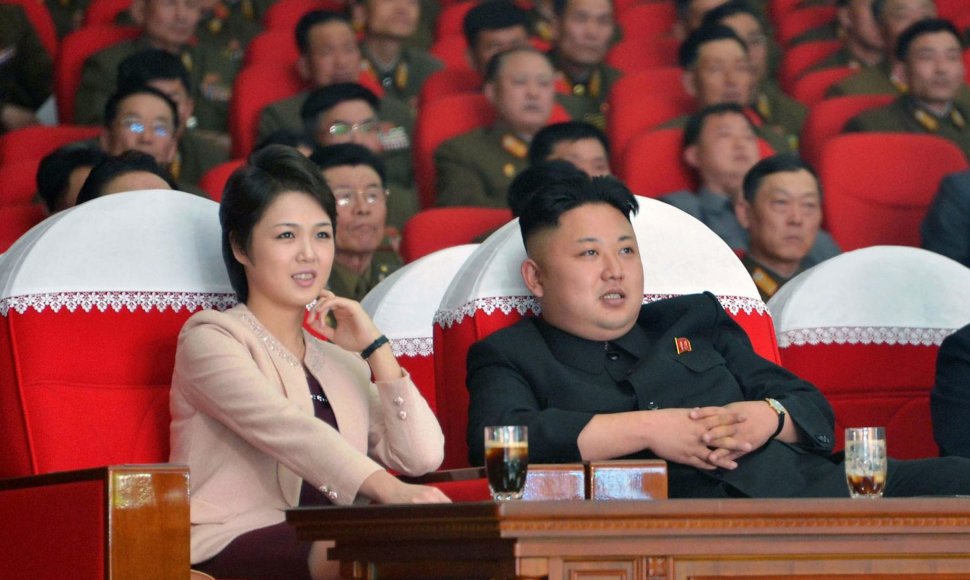 Kim Jong Unas su žmona Ri Sol-ju