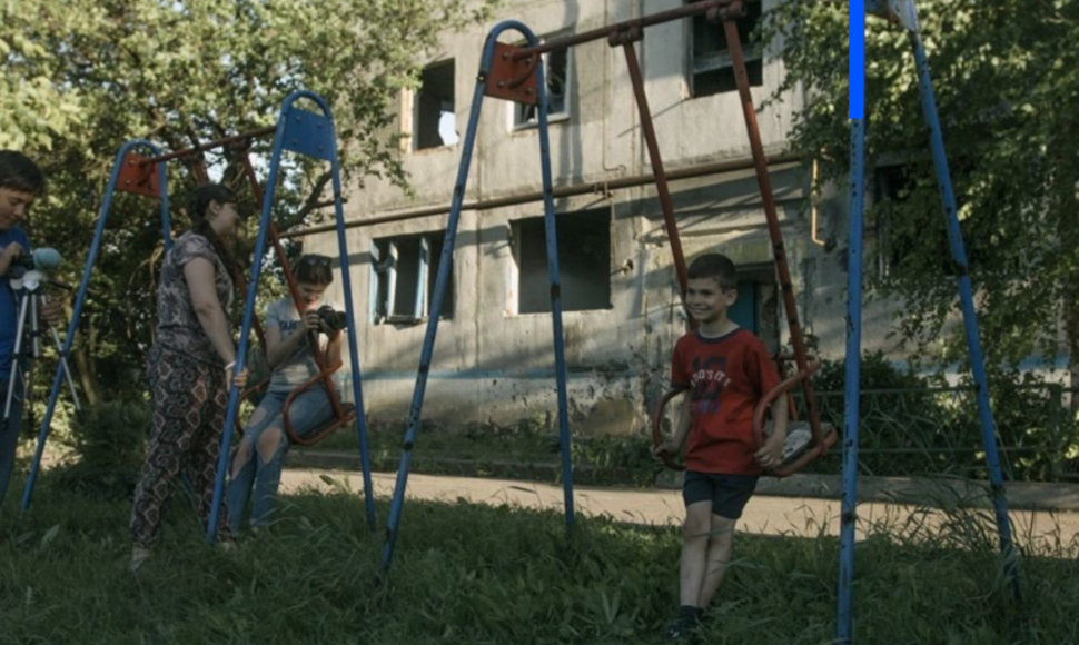 Kadras iš rež.Irynos Tsilyk filmo „Mėlyna kaip apelsinas žemė“ 