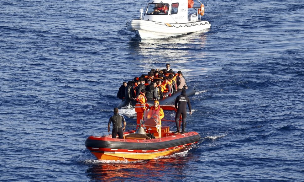 Turkijos pakrantės apsauga sulaiko migrantų laivą