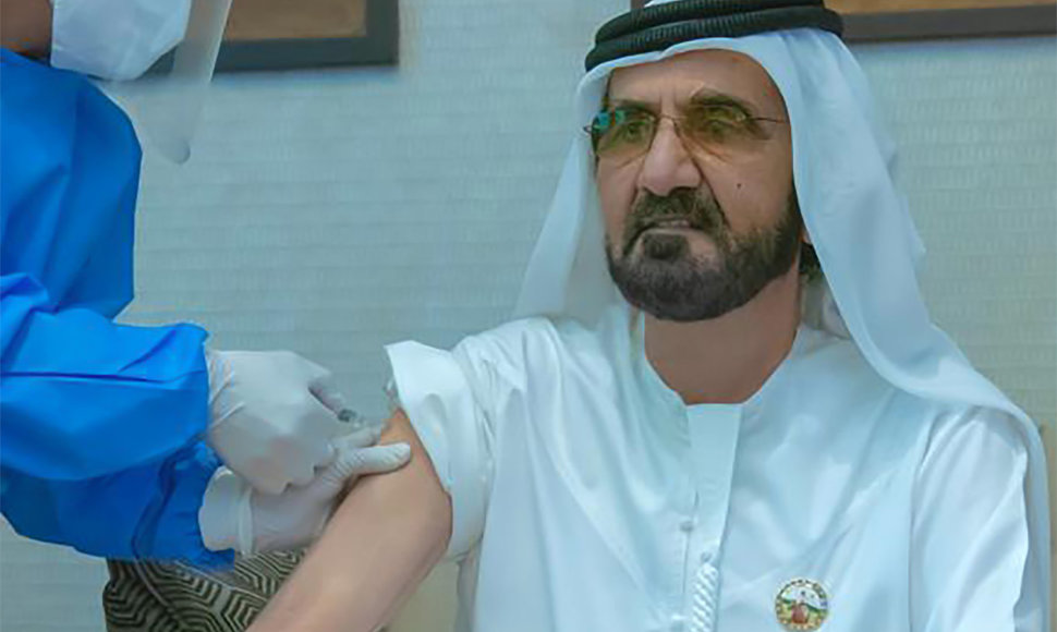 Kiniška įmonės "Sinopharm" vakcina injekuojama Dubajų valdančiam kronprincui Mohammedui bin Rashidui Al-Maktoumui