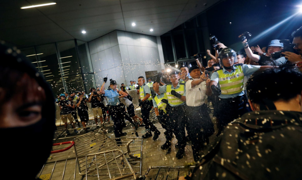 Policija susirėmė su protestuotojais Honkonge. 