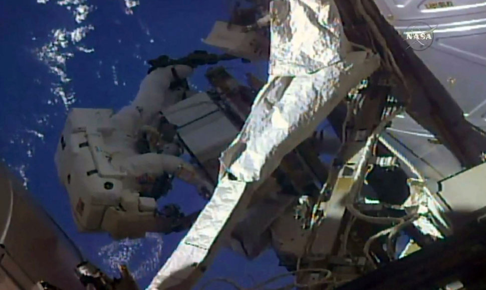 Astronautas Ricky Arnoldas amoniako siurblių keitimo operacijos metu
