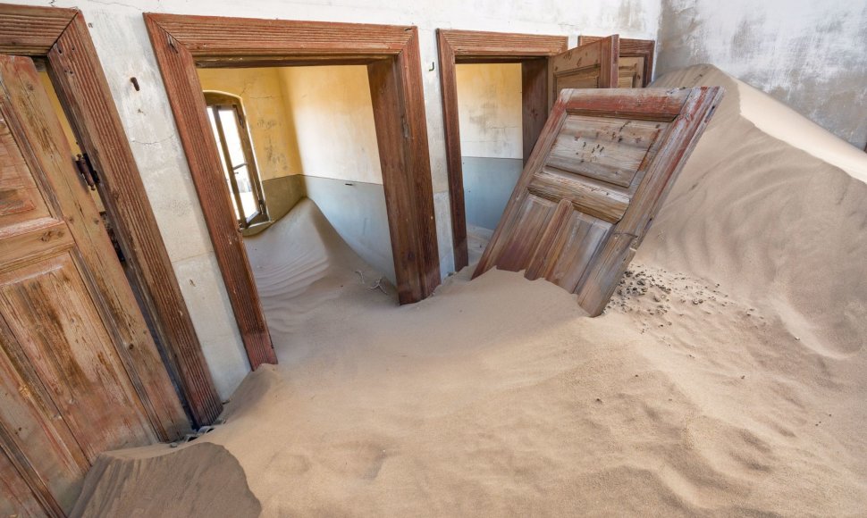Smėlio užpustytas apleistas kalnakasių miestelis Namibijoje