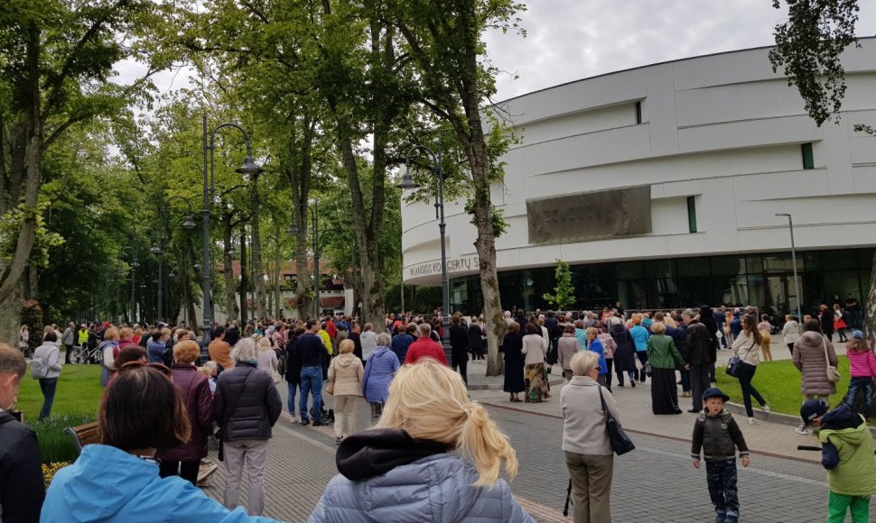 Ant Palangos koncertų salės įamžintas S.Povilaičio parašas.