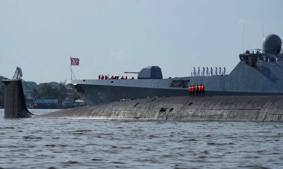 Rusijos atominis povandeninis laivas ir fregata