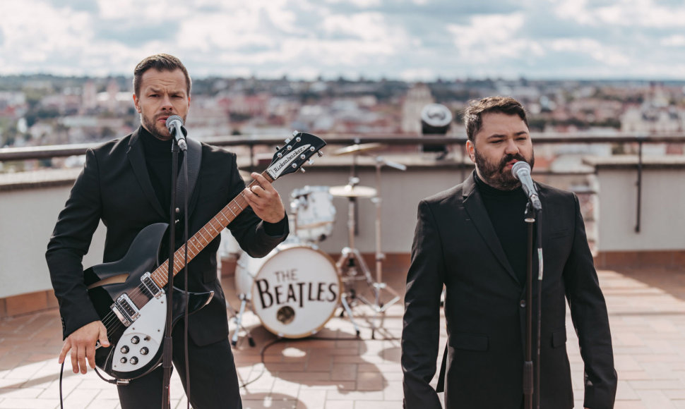 Rafailas Karpis ir Jokūbas Bareikis ant Vilniaus stogų sugrojo „The Beatles“ dainas