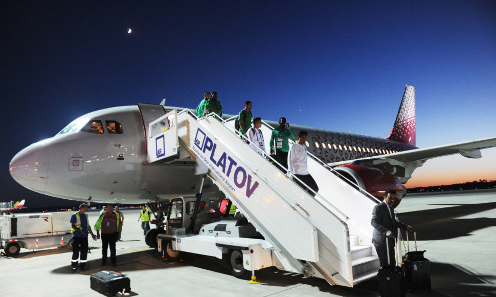 Saudo Arabijos futbolo rinktinės žaidėja išsilaipina iš lėktuvo