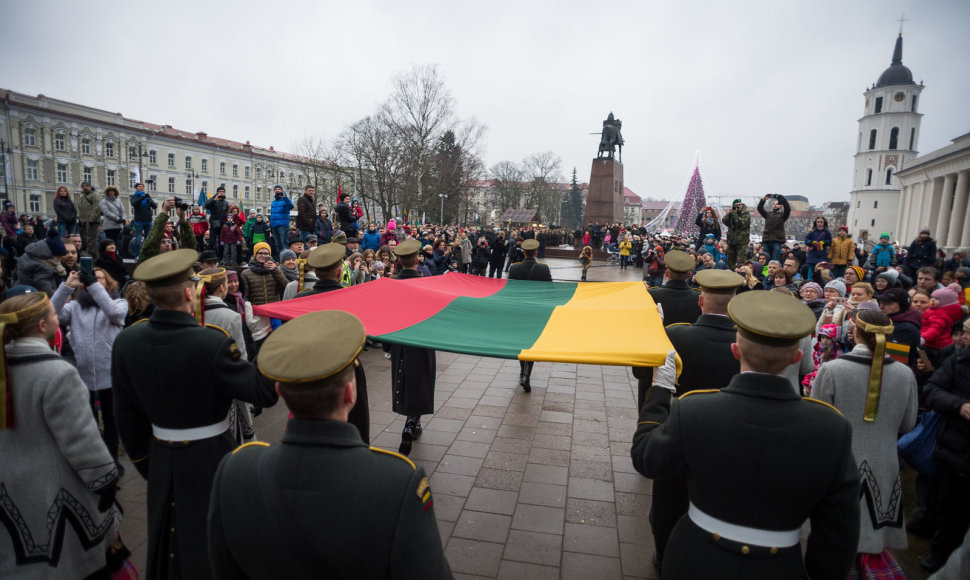 Katedros aikštėje Vilniuje įvyko Lietuvos vėliavos dienos minėjimas.