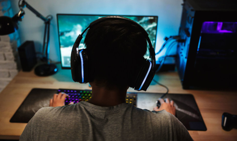 Paauglys žaidžia kompiuteriu