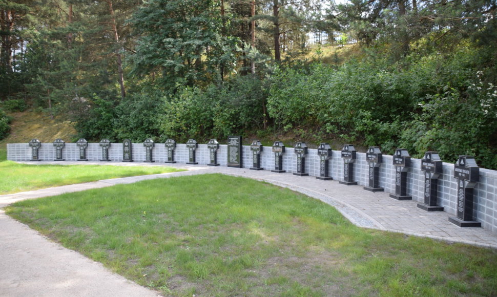 Ukmergės rajone pastatytas memorialas tarpukario Lietuvos Respublikos ministrams