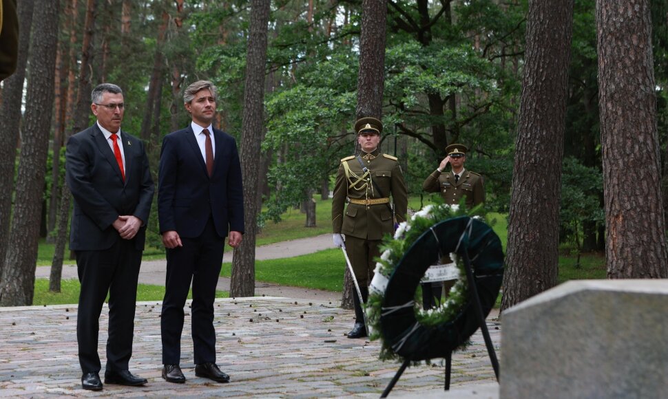 Izraelio ir Lietuvos užsienio reikalų ministrai Gideonas Saaras ir Kęstutis Budrys Panerių memoriale