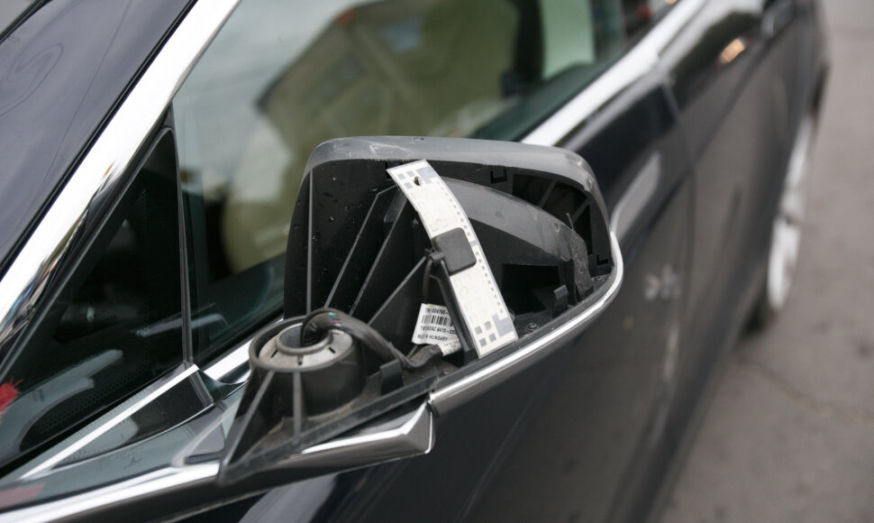 Kaune automobiliu &bdquo;Tesla&ldquo; partrenkė 15-metį