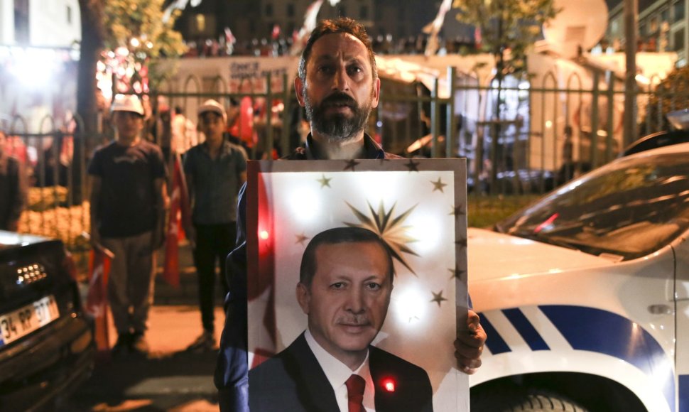 Kampanijos už Turkijos prezidento Recepo Tayyipo Erdogano galių išplėtimą šalininkai švenčia pergalę