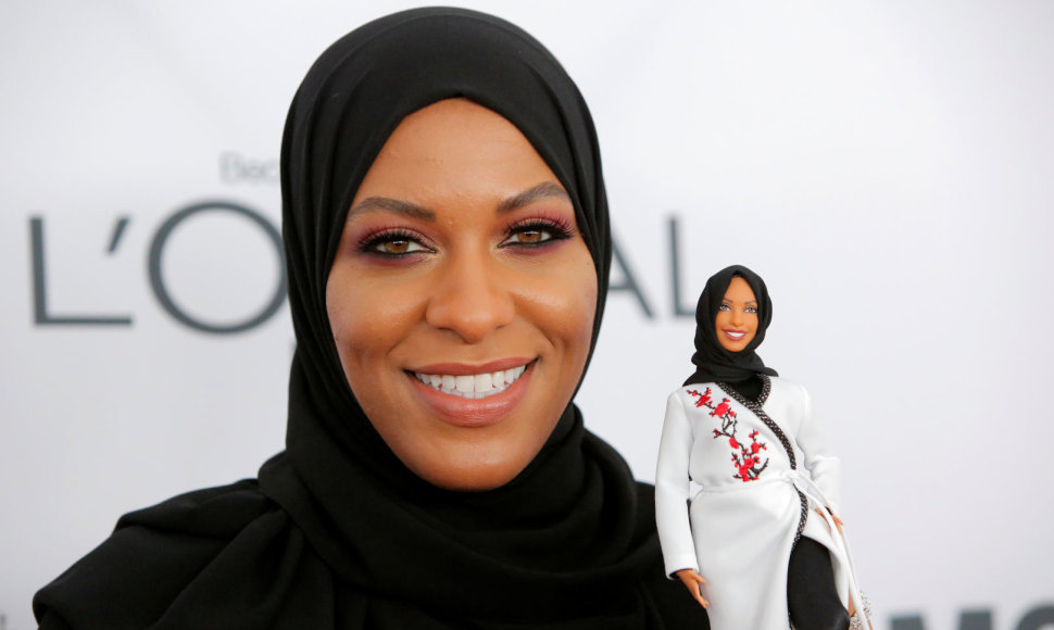JAV fechtuotojai Ibtihaj Muhammad pagerbti išleista pirmoji Barbė su hidžabu