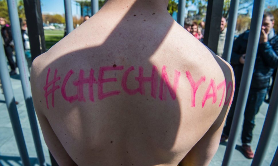 Pasaulyje netrūksta protestų prieš homoseksualus persekiojančią Čečėniją