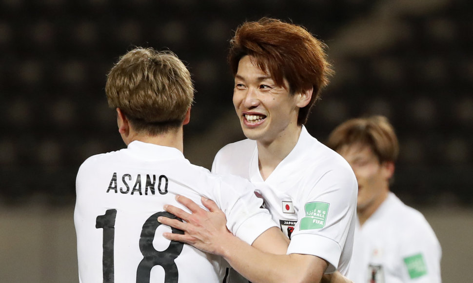 Yuya Osako (dešinėje) švenčia eilinį japonų įvartį