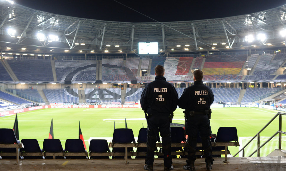 Policijos pareigūnai Hanoverio stadione, kuriame fanai ketino pagerbti teroro aktų Paryžiuje aukas