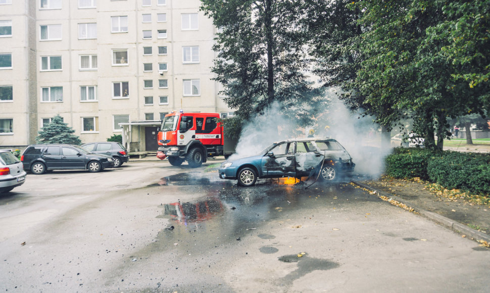 Daugiabučio kieme Kaune sudegė automobilis