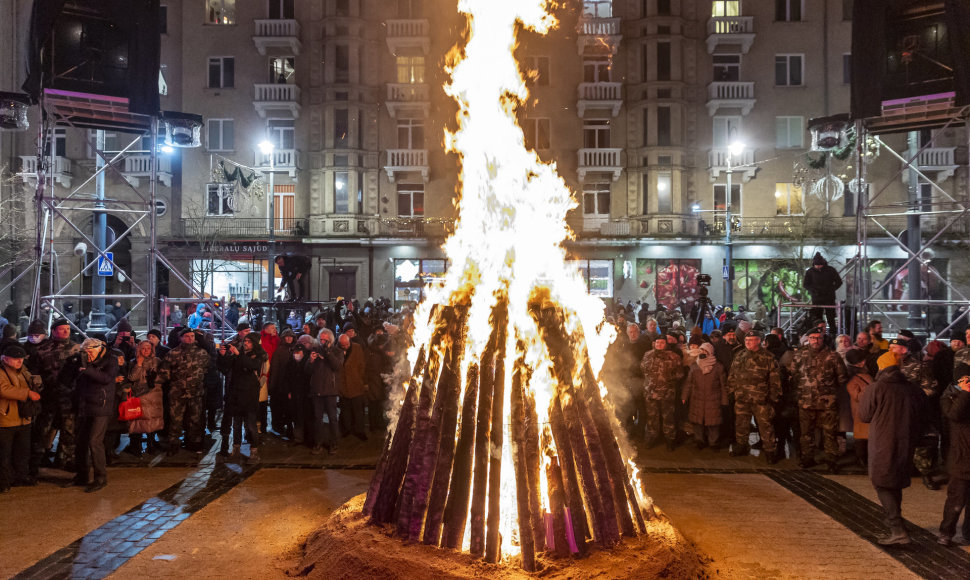 Atminimo laužų uždegimas Nepriklausomybės aikštėje 