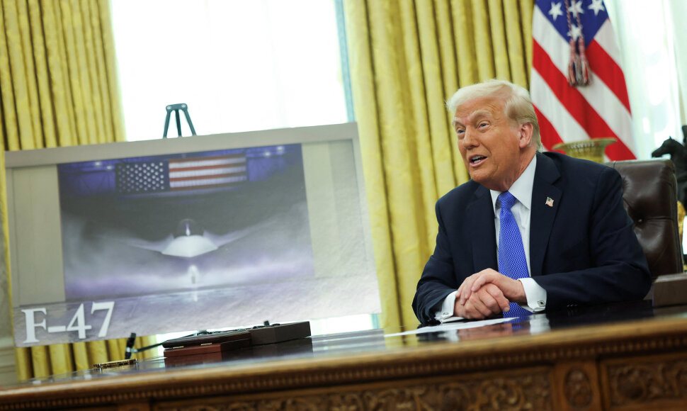 Donaldas Trumpas pristatė naująjį naikintuvą F-47