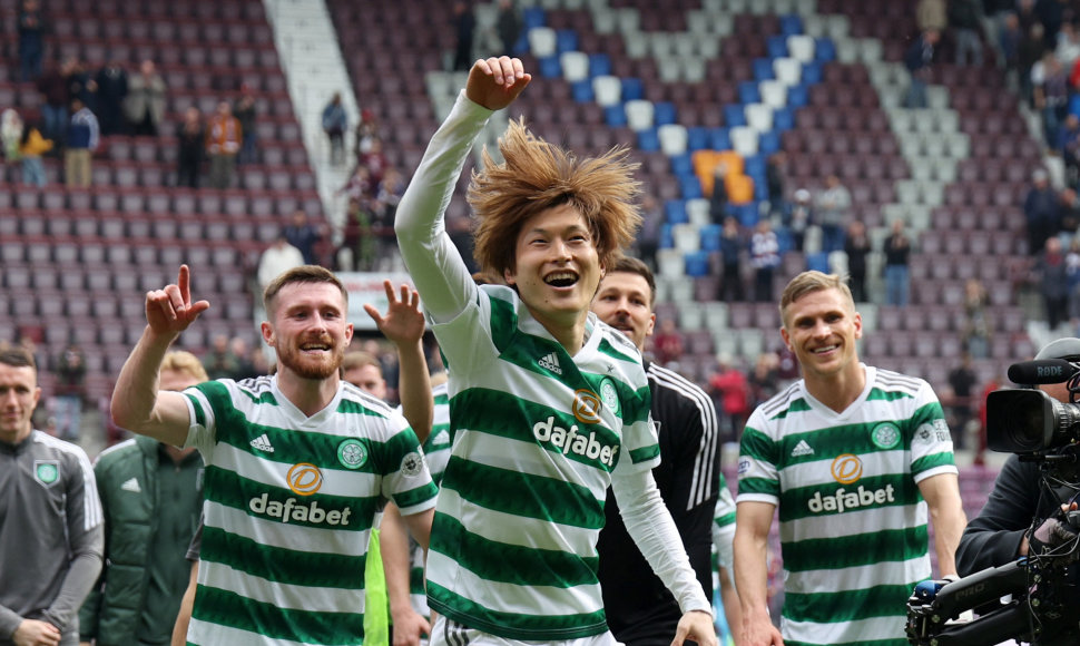 Kyogo Furuhashi su „Celtic“ švenčia titulą