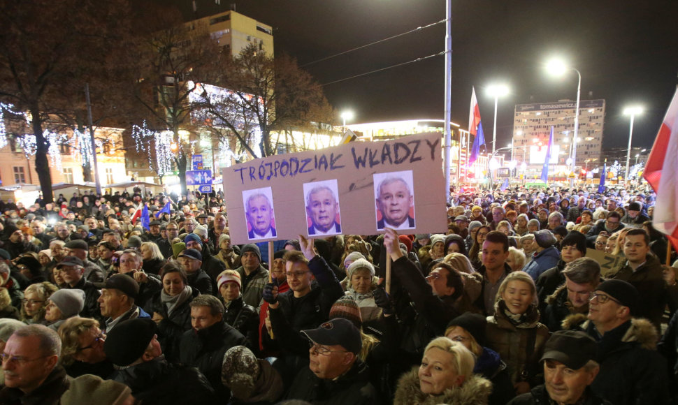 Lenkai protestuoja prieš vyriausybės siekį bausti kritiškus teisėjus