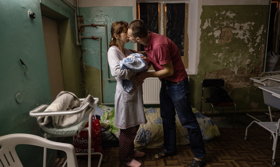Ukrainoje karo metu gimsta kūdikiai