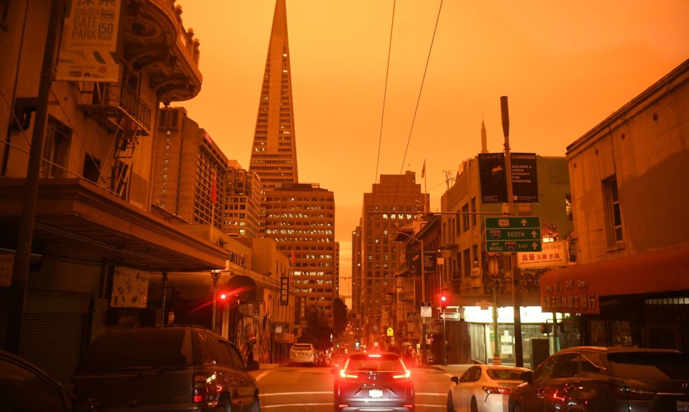 San Fransiskas dėl gaisrų nusidažė oranžine spalva
