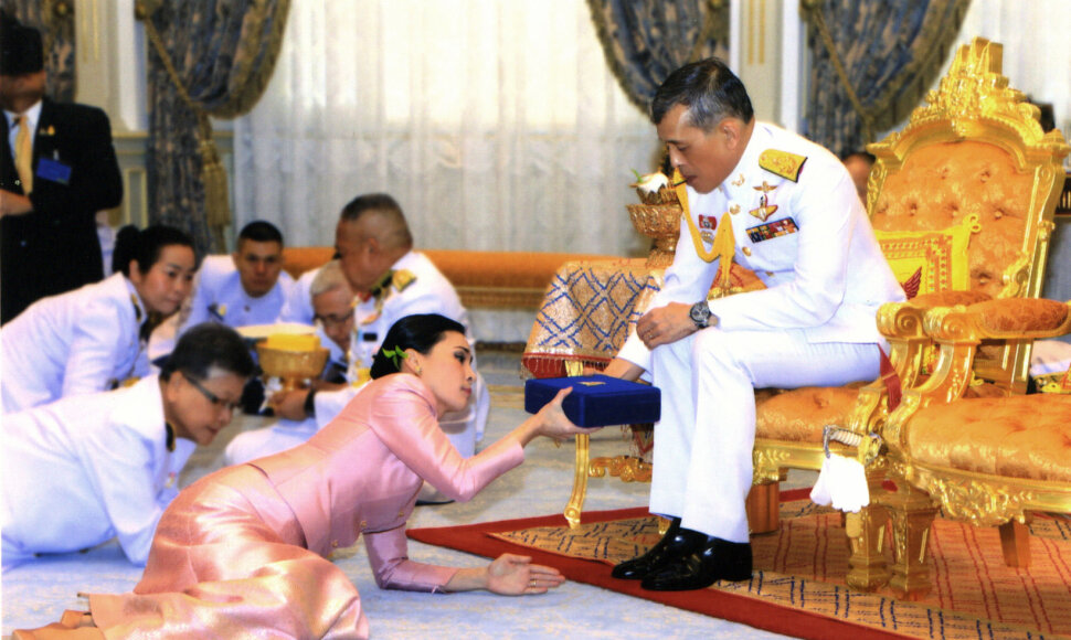 Tailando karaliaus Mahos Vajiralongkorno ir Suthidos Vajiralongkorn na Ayudhya vestuvių ceremonijos akimirka: nuotaka priima karaliaus dovaną