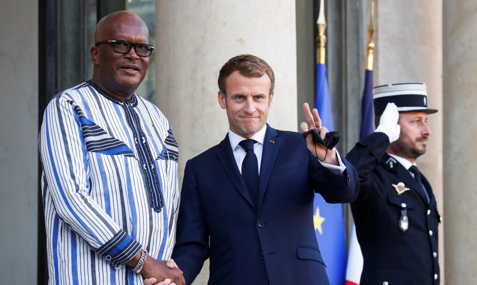 Prancūzijos prezidentas Emmanuelis Macronas ir French President Emmanuel Macron welcomes Burkina Faso prezidentas Rochas Marcas Christianas Kabore'as