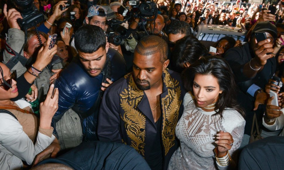 Kim Kardashian ir Kanye Westas su apsauginiu ir fotografų bei gerbėjų minia