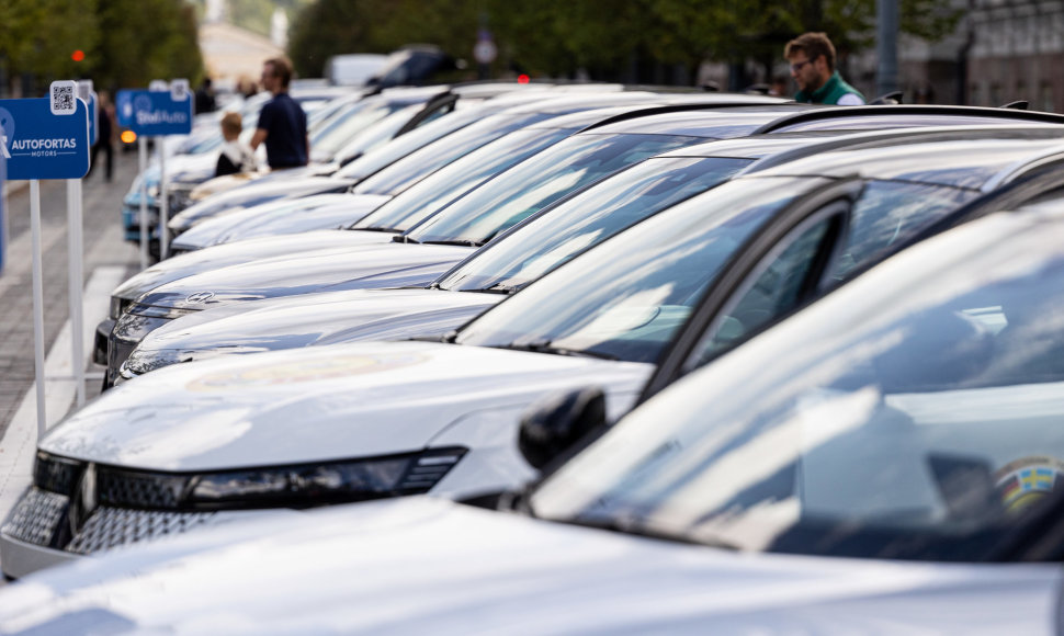 „eJudėjimo“ festivalyje esantys automobiliai