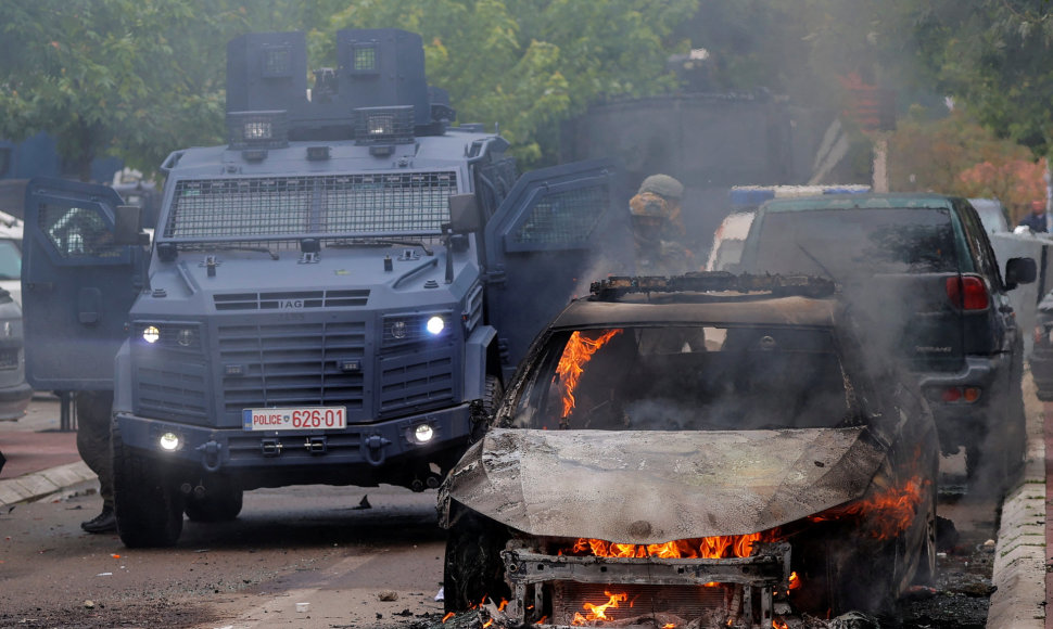 Serbų protestuotojų susirėmimai su Kosovo policija
