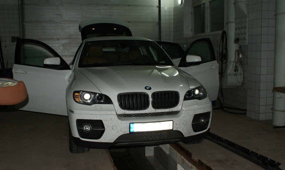 BMW visureigis, kurio dugnas buvo i&scaron;klotas ha&scaron;i&scaron;u