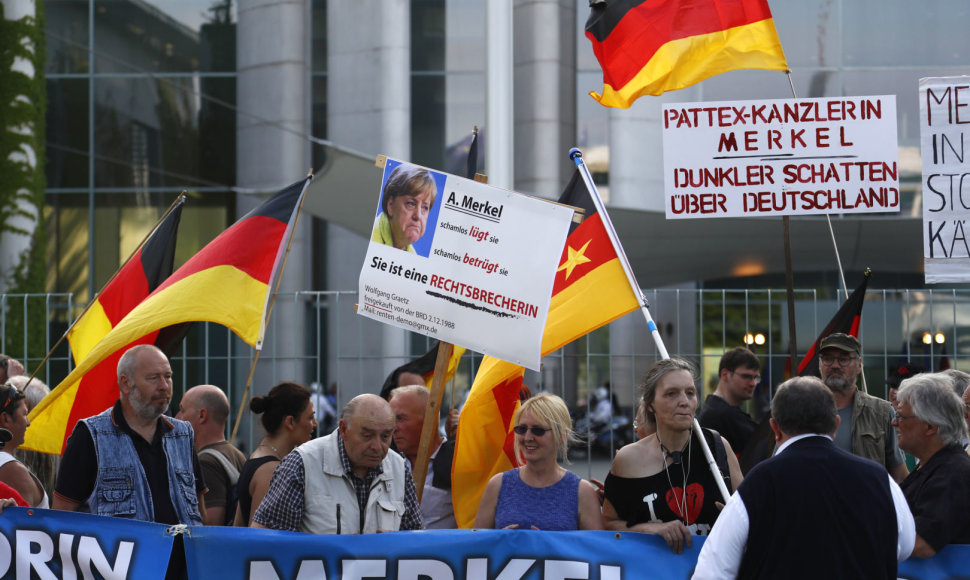 AfD aktyvistai protestuoja prieš Vokietijos vyriausybės migracijos politiką.