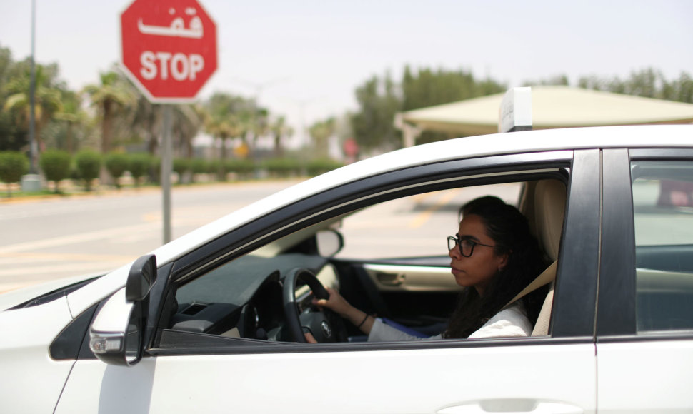 Saudo Arabijoje moterys gavusios teises vairuoti automobilį skuba to išmokti