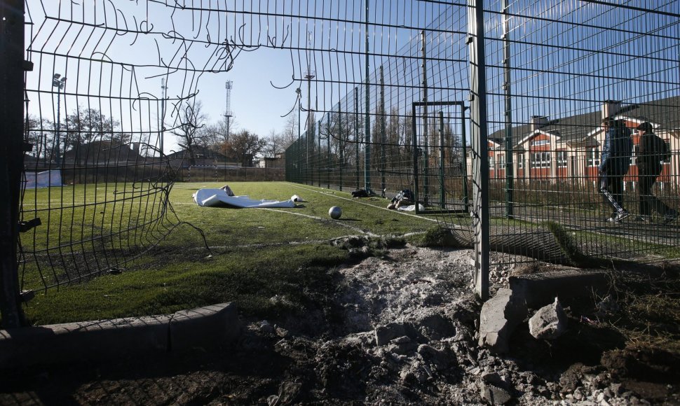 Ukrainos mokyklos stadione sprogo artilerijos sviedinys 
