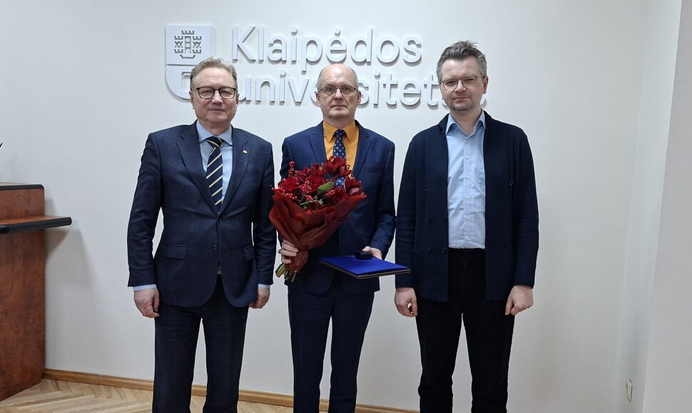 KU rektorius dr. prof. Artūras Razbadauskas, doc. dr. Ernestas Vasiliauskas ir dr. Vasilijus Safronovas