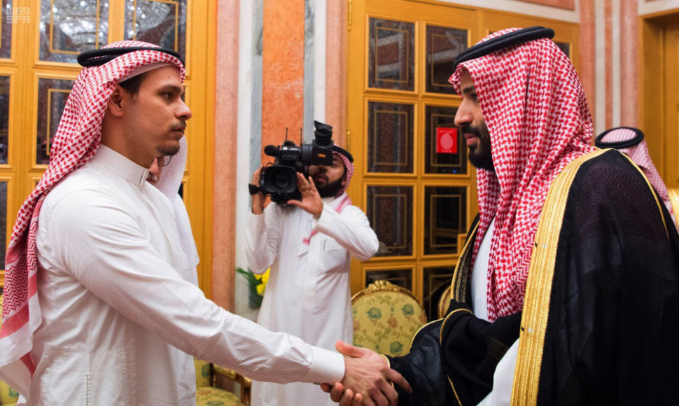 Mohammadas bin Salmanas (dešinėje) susitiko su Jamalo Khashoggi sūnumi