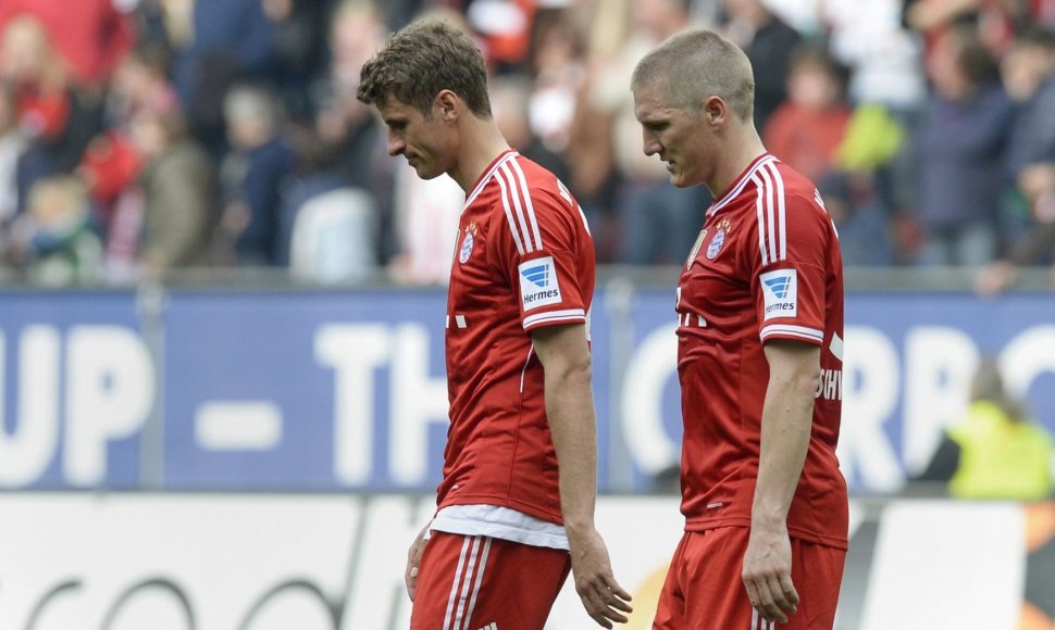  Thomasas Mulleris ir Bastianas Schweinsteigeris po pirmosios nesėkmės Vokietijos čempionate 